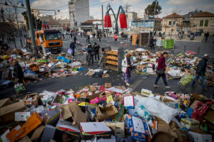 Garbage piles up at Mahane Yehuda market in Jerusalem Sunday due to municipal strike. (Yonatan Sindel/Flash90)
